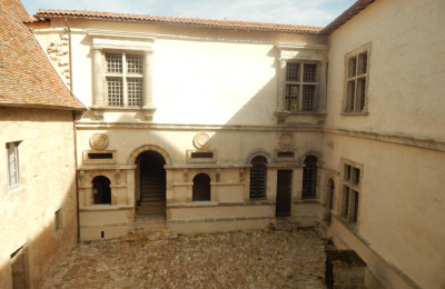 Cour du Château de Varaignes