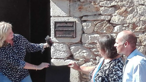 inauguration de la plaque en fonte Salle Jean-Louis Delâge Château de Varaignes