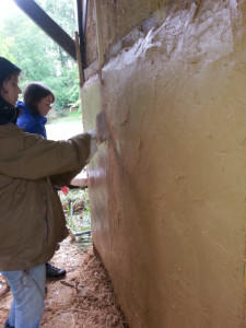 finitions de la dernière couche de torchis stage construction paille