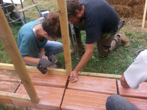 vissage de la structure bois stage construction paille