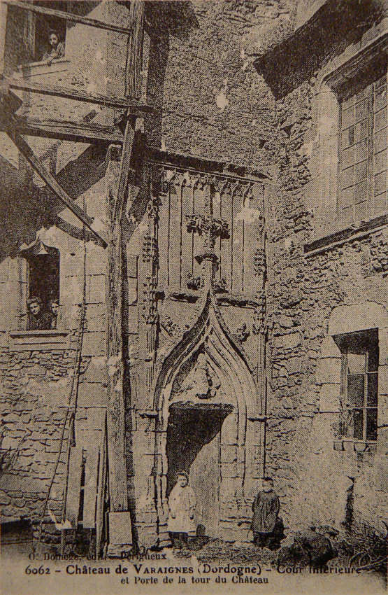 porte gothique du château de Varaignes