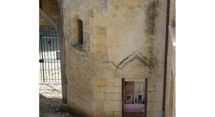 porte de la tour du château de Varaignes