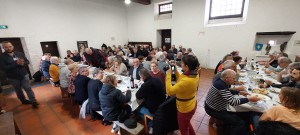 Salle comble et chants du groupe folklorique au dernier service