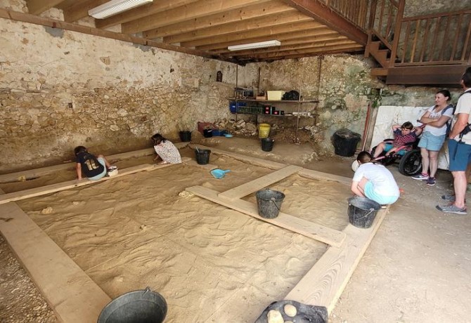Dans l'atelier les enfants ont participé à des fouilles Photo Jacques Hesault