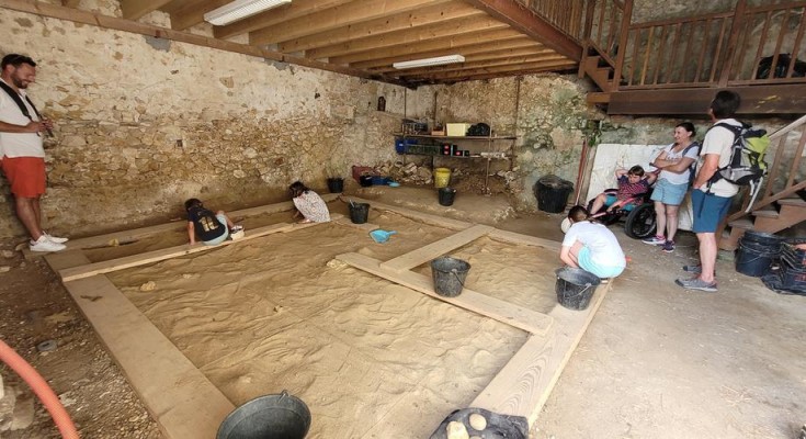 Dans l'atelier les enfants ont participé à des fouilles Photo Jacques Hesault